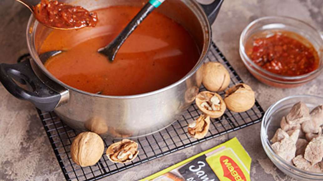 Довести бульон до кипения, положить рис и варить 10-15 минут. Добавить MAGGI® Заправка для харчо и подготовленную свинину, аккуратно перемешать и готовить еще 5 минут.