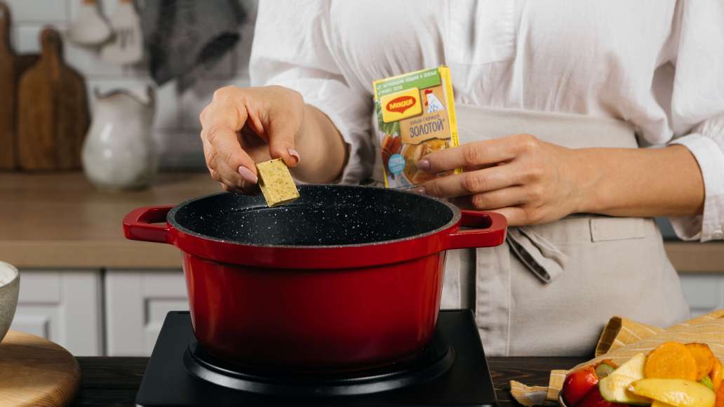 Воду довести до кипения. Добавить кубики MAGGI® ЗОЛОТОЙ® Бульон с курицей. Перемешать до растворения кубиков. Воду довести до кипения. Добавить кубики MAGGI® ЗОЛОТОЙ® Бульон с курицей. Перемешать до растворения кубиков.