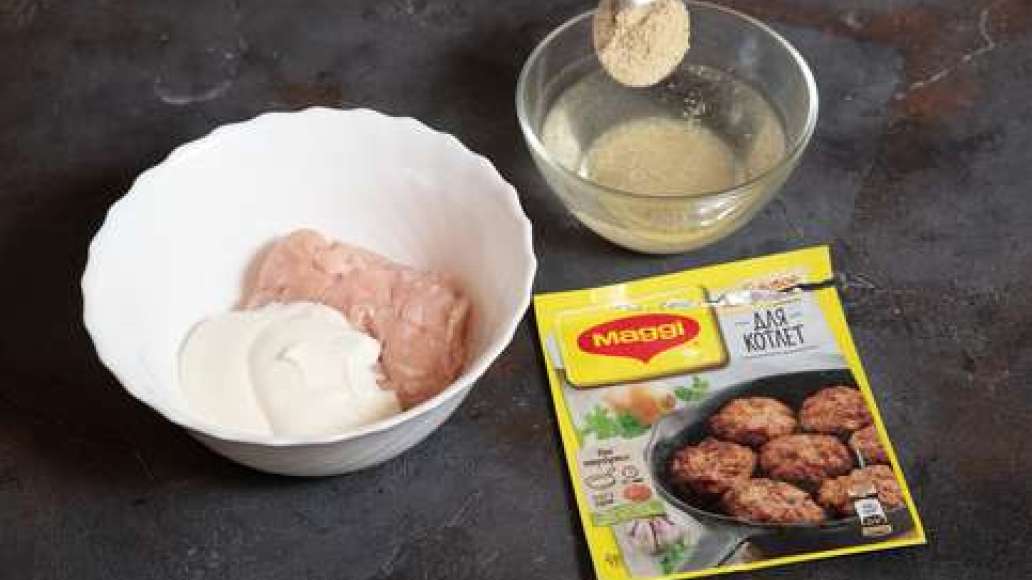 Содержимое упаковки MAGGI® НА ВТОРОЕ для котлет залить водой и оставить на 2 минуты набухнуть. Соединить с куриным фаршем и творогом, тщательно перемешать. Содержимое упаковки MAGGI® НА ВТОРОЕ для котлет залить водой и оставить на 2 минуты набухнуть. Соединить с куриным фаршем и творогом, тщательно перемешать.