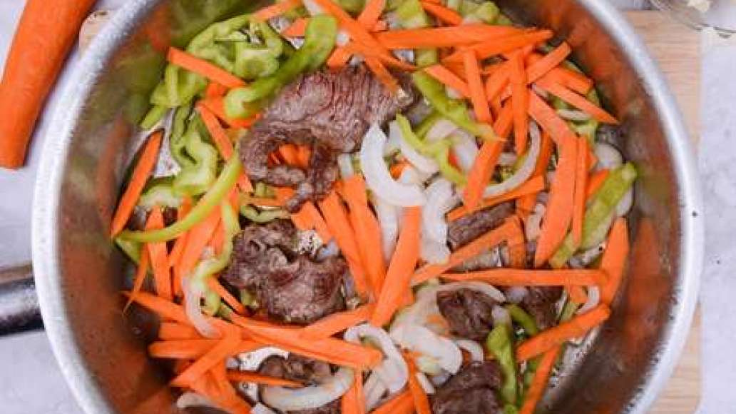 Обжарьте в глубокой сковороде или кастрюле мясо до румяной корочки, добавьте морковь, лук и перец. Перемешайте и обжаривайте ещё 3 минуты. Обжарьте в глубокой сковороде или кастрюле мясо до румяной корочки, добавьте морковь, лук и перец. Перемешайте и обжаривайте ещё 3 минуты.