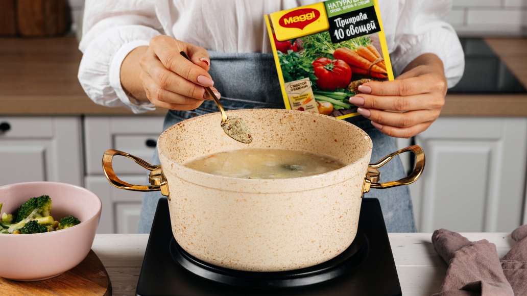 Добавить MAGGI® Приправу 10 овощей. Проварить суп 5 минут. Добавить MAGGI® Приправу 10 овощей. Проварить суп 5 минут.