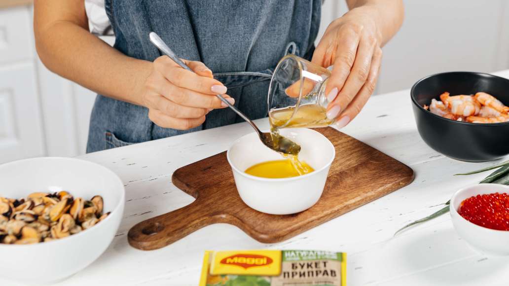 В отдельной ёмкости смешать горячую воду с MAGGI® Приправа универсальная Букет приправ, оставить на три минуты. Добавить оливковое масло, сок лимона и тщательно перемешать. В отдельной ёмкости смешать горячую воду с MAGGI® Приправа универсальная Букет приправ, оставить на три минуты. Добавить оливковое масло, сок лимона и тщательно перемешать.