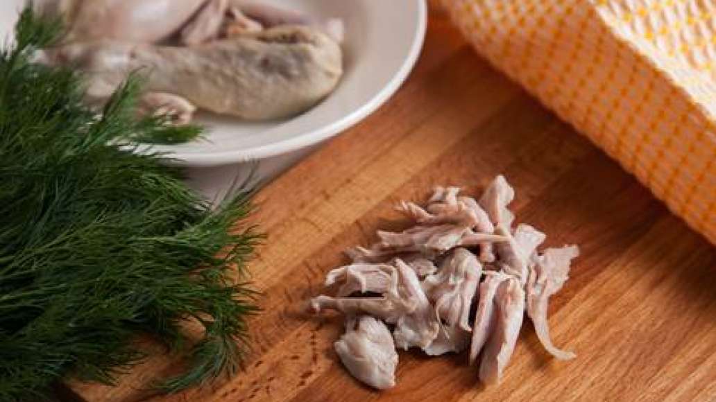 Отварные бедра выложить на тарелку, отделить мясо от кости, порезать и потом добавить в готовый суп. Отварные бедра выложить на тарелку, отделить мясо от кости, порезать и потом добавить в готовый суп.