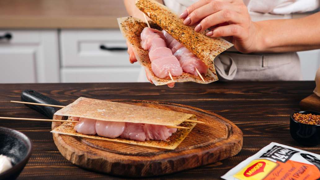 Выложить шпажки с мясом на развернутые листы MAGGI® На второе для нежного филе куриной грудки по-итальянски. Накрыть второй половиной листов и прижать рукой. Выложить шпажки с мясом на развернутые листы MAGGI® На второе для нежного филе куриной грудки по-итальянски. Накрыть второй половиной листов и прижать рукой.