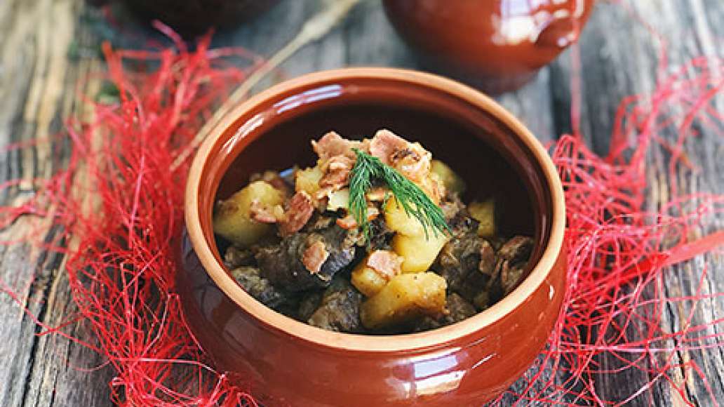 Залить кипятком так, чтобы было прикрыто все мясо. Накрыть крышкой и тушить 40 минут почти до полного выкипания жидкости. Подавать порционно или в большом красивом блюде на общий стол. 