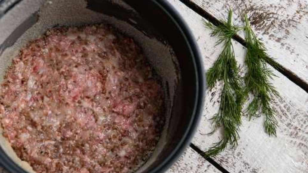 Кастрюлю мультиварки смазать растительным маслом. Выложить в нее полученную массу, разровнять, закрыть мультиварку и готовить в режиме «Выпечка» в течение 45 минут. Кастрюлю мультиварки смазать растительным маслом. Выложить в нее полученную массу, разровнять, закрыть мультиварку и готовить в режиме «Выпечка» в течение 45 минут.