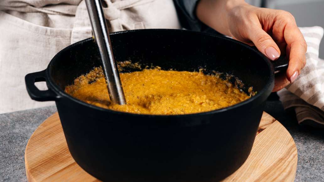Снять икру с огня и пюрировать с помощью блендера. Попробовать на вкус и при необходимости добавить дополнительное количество соли, сахара и молотого перца. Для еще более пикантного вкуса добавить в икру немного жгучего молотого перца. Снять икру с огня и пюрировать с помощью блендера. Попробовать на вкус и при необходимости добавить дополнительное количество соли, сахара и молотого перца. Для еще более пикантного вкуса добавить в икру немного жгучего молотого перца.