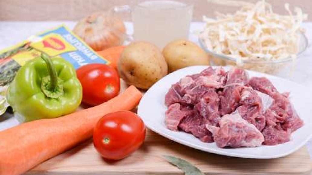 Подготовьте ингредиенты, промойте мясо и нарежьте небольшими кусочками.