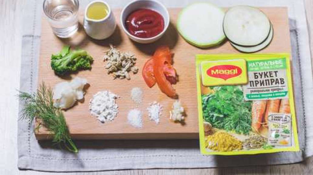 Нарезать помидоры кольцами. Баклажаны и кабачки нарезать тонкими колечками. Брокколи и цветную капусту мелко нарезать. Сыр натереть на крупной терке.