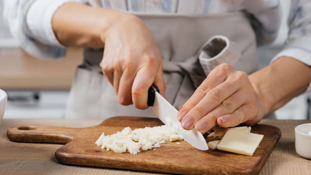 Сливочное масло и белый шоколад нарезать небольшими кусочками и переложить в небольшую емкость. Довести до кипения воду в небольшом сотейнике или кастрюле, сверху установить емкость с маслом и шоколадом таким образом, чтобы дно не касалось воды. Растопить Сливочное масло и белый шоколад нарезать небольшими кусочками и переложить в небольшую емкость. Довести до кипения воду в небольшом сотейнике или кастрюле, сверху установить емкость с маслом и шоколадом таким образом, чтобы дно не касалось воды. Растопить