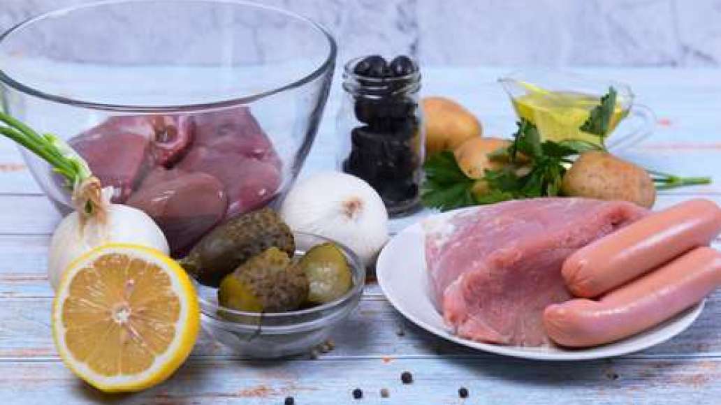 Подготовьте ингредиенты, промойте мясо и почки. Замочите почки на 5-6 часов в воде, меняя воду каждые 2 часа. Либо замочите почки в молоке на 2 часа. Подготовьте ингредиенты, промойте мясо и почки. Замочите почки на 5-6 часов в воде, меняя воду каждые 2 часа. Либо замочите почки в молоке на 2 часа.