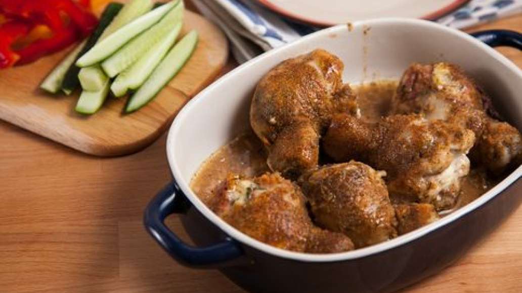 Готовые фаршированные голени курицы подавать со свежими овощами. Готовые фаршированные голени курицы подавать со свежими овощами.