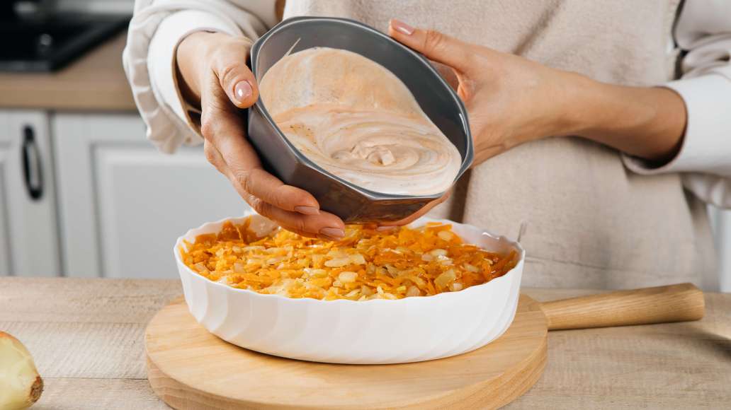 Форму для запекания смазать растительным маслом. Выложить в форму мясную массу и разровнять. Сверху добавить обжаренные морковь с луком и разровнять. Аккуратно залить сверху соус (добавлять соус лучше медленно, так как его необходимое количество зависит о Форму для запекания смазать растительным маслом. Выложить в форму мясную массу и разровнять. Сверху добавить обжаренные морковь с луком и разровнять. Аккуратно залить сверху соус (добавлять соус лучше медленно, так как его необходимое количество зависит о
