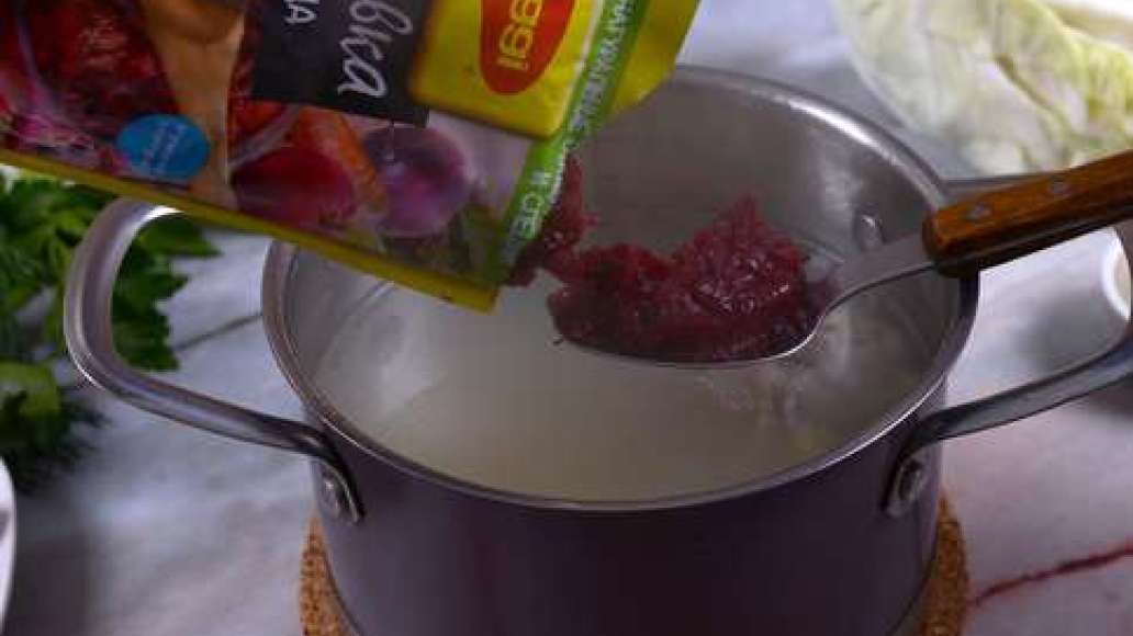 Добавьте MAGGI® Заправка для борща. Перемешайте, доведите до кипения и снимите с огня. Оставьте на 10-15 настояться. Добавьте MAGGI® Заправка для борща. Перемешайте, доведите до кипения и снимите с огня. Оставьте на 10-15 настояться.