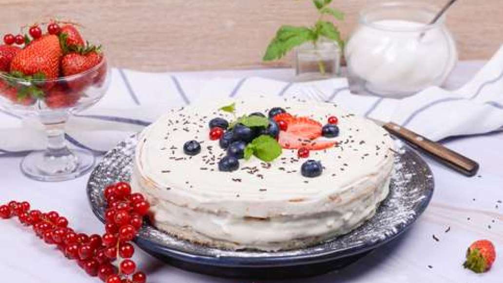 Украсьте сахарной пудрой и клубникой и десерт готов.