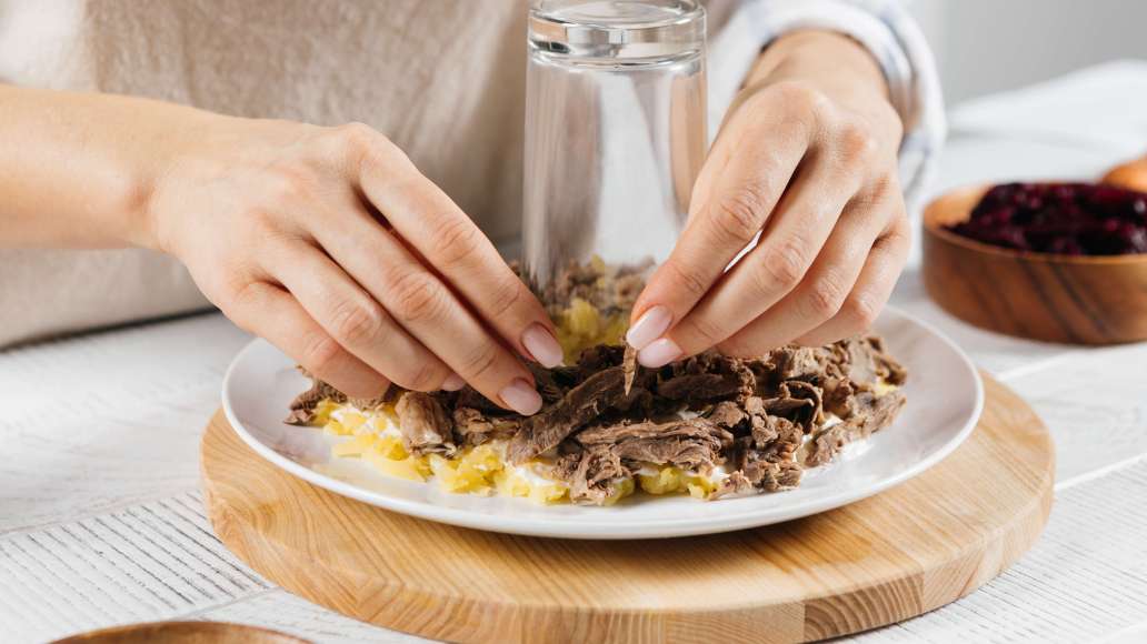 Сверху распределить слой мяса и смазать майонезом. Сверху распределить слой мяса и смазать майонезом.