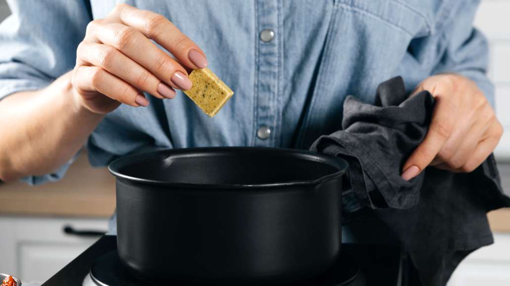 Рис тщательно промыть. Отварить до рассыпчатого состояния с добавлением MAGGI® ЗОЛОТОЙ® Бульон с курицей. Снять с огня и дать остыть. Рис тщательно промыть. Отварить до рассыпчатого состояния с добавлением MAGGI® ЗОЛОТОЙ® Бульон с курицей. Снять с огня и дать остыть.