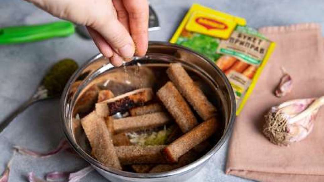 В глубокую миску положить измельченный на мелкой терке чеснок, добавить MAGGI® Приправа универсальная Букет приправ, выложить гренки и аккуратно перемешать.