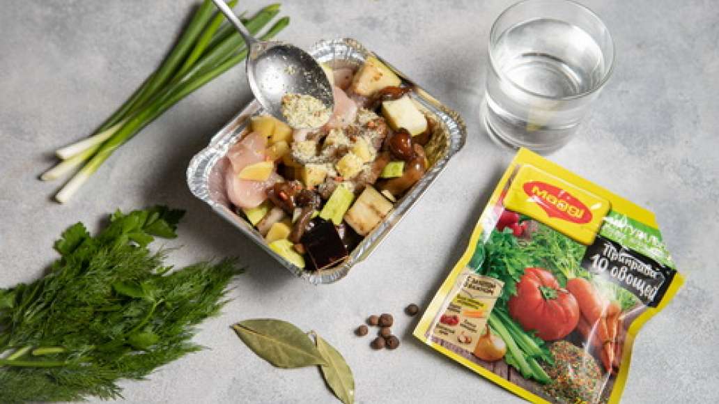 В жаропрочную форму положить курицу, опята, картофель, кабачки и баклажаны, добавить MAGGI® Приправа 10 овощей, влить воду и растительное масло, приправить и перемешать. Запекать жаркое в разогретой до 180 градусов духовке в течение 40 минут. В жаропрочную форму положить курицу, опята, картофель, кабачки и баклажаны, добавить MAGGI® Приправа 10 овощей, влить воду и растительное масло, приправить и перемешать. Запекать жаркое в разогретой до 180 градусов духовке в течение 40 минут.