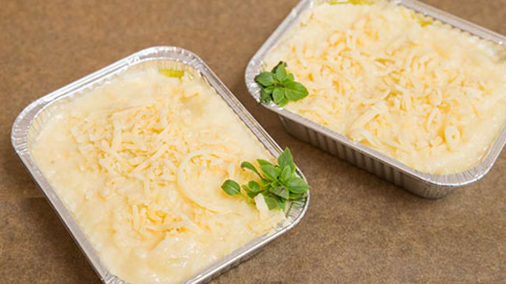 Жаропрочную форму смазать растительным маслом и выложить слой курицы с овощами. Сверху распределить картофельную массу и разровнять. Поместить форму в духовку, разогретую до 180 градусов на 30 минут. 