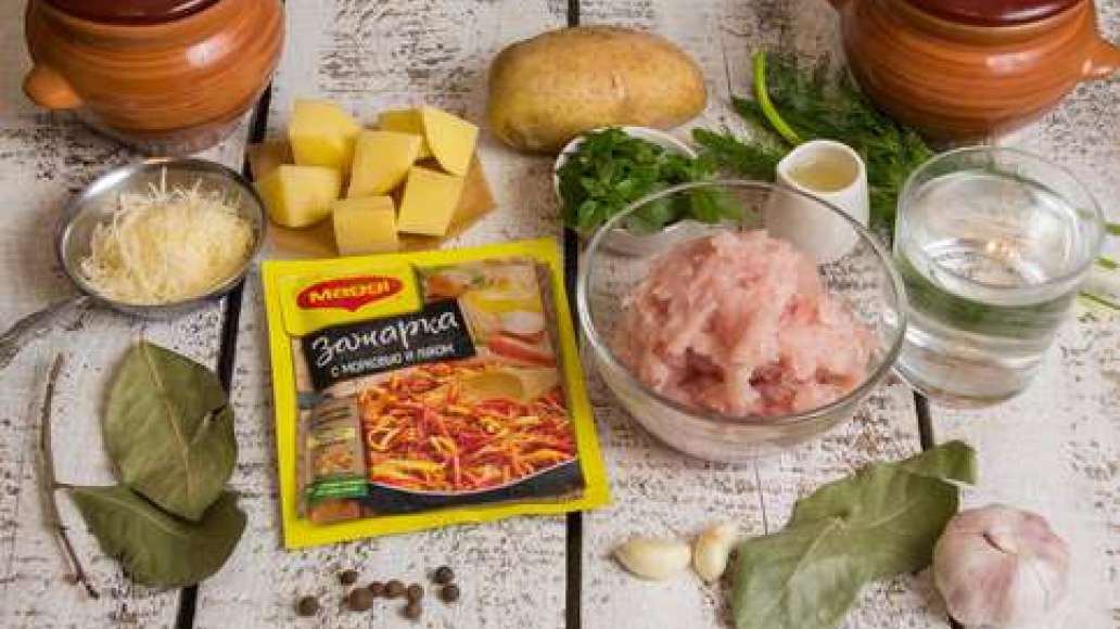 Картофель очистить и нарезать средними кубиками. Чеснок пропустить через пресс. Укроп, зеленый лук и базилик мелко нарезать. Сыр натереть на терке. Картофель очистить и нарезать средними кубиками. Чеснок пропустить через пресс. Укроп, зеленый лук и базилик мелко нарезать. Сыр натереть на терке.