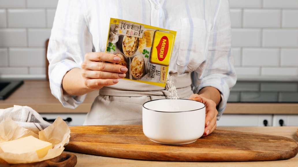 Добавить MAGGI® НА ВТОРОЕ для жюльена из курицы и грибов в сливки и перемешать.