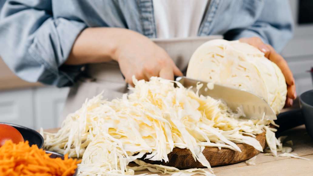 Лук очистить от шелухи, нарезать небольшими кубиками. С капусты снять верхние листья. Тонко нашинковать, избегая кочерыжки. Лук очистить от шелухи, нарезать небольшими кубиками. С капусты снять верхние листья. Тонко нашинковать, избегая кочерыжки.