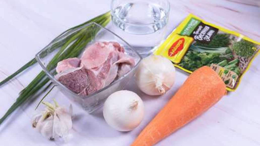 Подготовьте ингредиенты, промойте мясо и нарежьте на крупные кусочки.