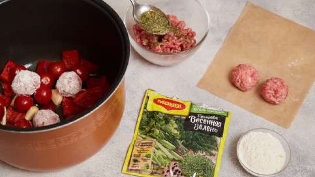 Нарезать половинки болгарского перца крупными кубиками. Соединить фарш с MAGGI® Приправа Весенняя зелень и перемешать. Сформировать небольшие круглые фрикадельки. Обвалять в муке, стряхнуть излишки. Выложить фрикадельки в кастрюлю мультиварки, смазанн Нарезать половинки болгарского перца крупными кубиками. Соединить фарш с MAGGI® Приправа Весенняя зелень и перемешать. Сформировать небольшие круглые фрикадельки. Обвалять в муке, стряхнуть излишки. Выложить фрикадельки в кастрюлю мультиварки, смазанн