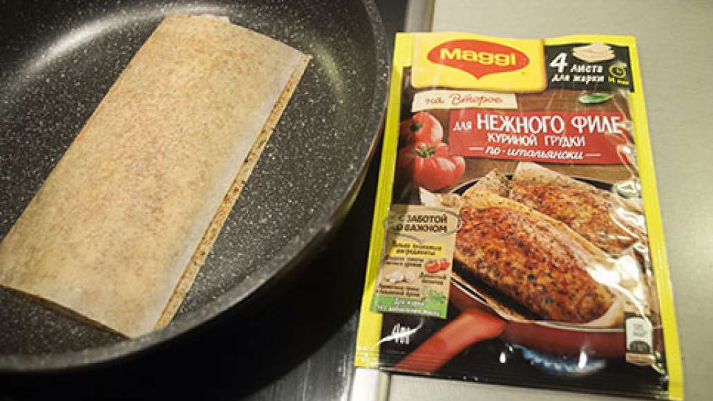 Куриное филе разрезаем вдоль на 2 части и обжариваем в листах Магги на второе для нежной курочки по-итальянски. Куриное филе разрезаем вдоль на 2 части и обжариваем в листах Магги на второе для нежной курочки по-итальянски.