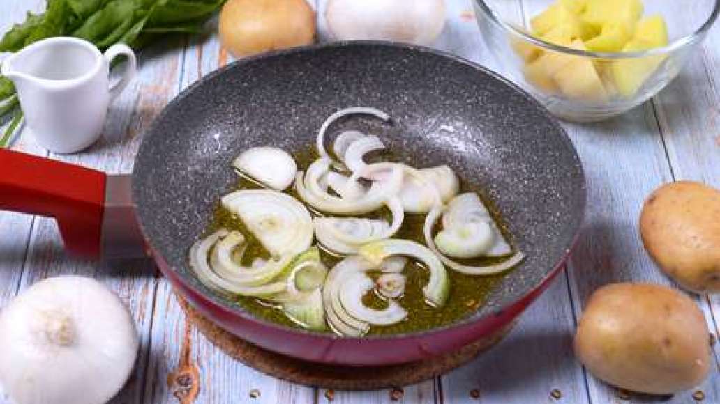 Нарежьте лук полукольцами, обжарьте на оливковом масле, посолите. 