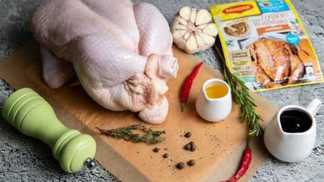 Смолоть специи в мельнице. Разделать курицу пополам, из половинки курицы - удалить последние фаланги крыльев, удалить хвостик, вырезать реберную часть, отбить, натереть смесью MAGGI® НА ВТОРОЕ ДЛЯ СОЧНОГО ЦЫПЛЕНКА ТАБАКА. Выложить в мультиварку на режиме 
