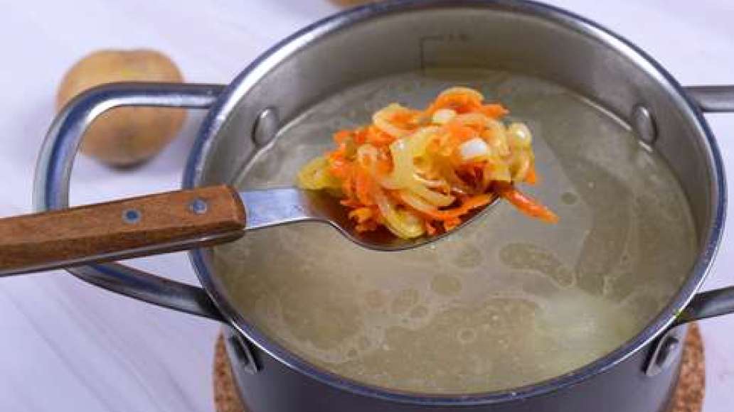 Добавьте в кастрюлю с курицей зажарку. Добавьте в кастрюлю с курицей зажарку.