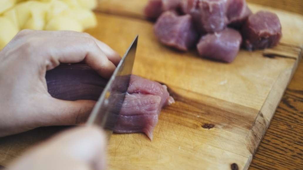 Подготовить ингредиенты. Тыкву, мясо и картофель очистить и нарезать кубиком.
