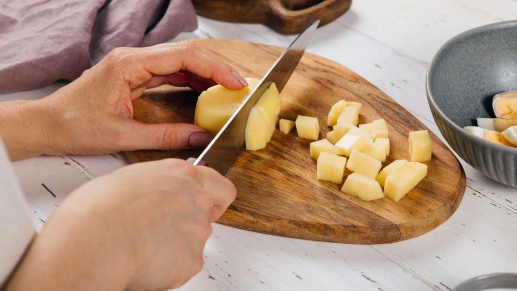 Картофель очистить от кожуры, нарезать кубиками. Переложить в кастрюлю, залить водой и варить 10-15 минут. Картофель очистить от кожуры, нарезать кубиками. Переложить в кастрюлю, залить водой и варить 10-15 минут.