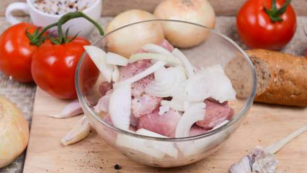 Нарежьте лук полукольцами, добавьте к мясу. Нарежьте лук полукольцами, добавьте к мясу.