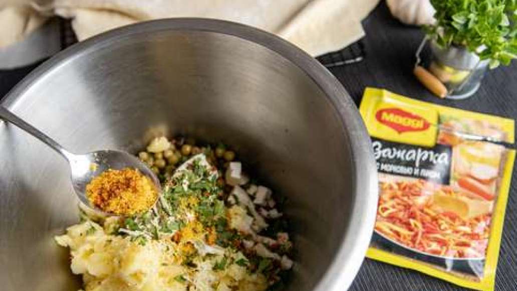 Соединить крем чиз, картофель, горошек, грибы, добавить MAGGI® Зажарка, мускатный орех, часть взбитого яйца и перемешать. По желанию добавить мелко порубленный чеснок.
Раскатать тесто в пласт толщиной 5 – 7 мм. Форму смазать маслом, посыпать манкой и с Соединить крем чиз, картофель, горошек, грибы, добавить MAGGI® Зажарка, мускатный орех, часть взбитого яйца и перемешать. По желанию добавить мелко порубленный чеснок.
Раскатать тесто в пласт толщиной 5 – 7 мм. Форму смазать маслом, посыпать манкой и с