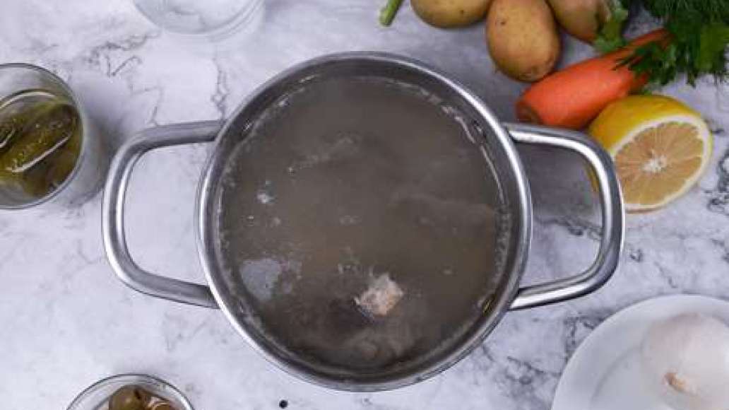 Нарежьте мясо на порционные кусочки, поместите в кастрюлю и налейте в неё воду. Поставьте на огонь, доведите до кипения и снимите пену. В это время очистите картофель и нарежьте кубиками, добавьте в кастрюлю, когда пена перестанет появляться. Нарежьте мясо на порционные кусочки, поместите в кастрюлю и налейте в неё воду. Поставьте на огонь, доведите до кипения и снимите пену. В это время очистите картофель и нарежьте кубиками, добавьте в кастрюлю, когда пена перестанет появляться.