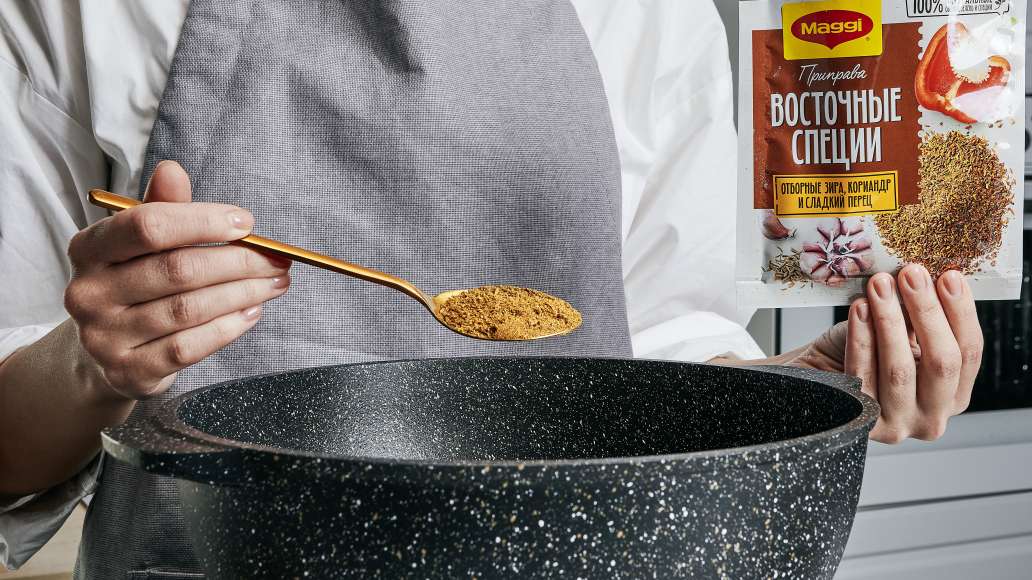 Выложить рис, влить оставшуюся горячую воду и добавить MAGGI® Восточные специи. Когда рис будет готов, снять с огня, проколоть и накрыть
тарелкой. После этого плов с нутом можно подавать к столу. Выложить рис, влить оставшуюся горячую воду и добавить MAGGI® Восточные специи. Когда рис будет готов, снять с огня, проколоть и накрыть
тарелкой. После этого плов с нутом можно подавать к столу.