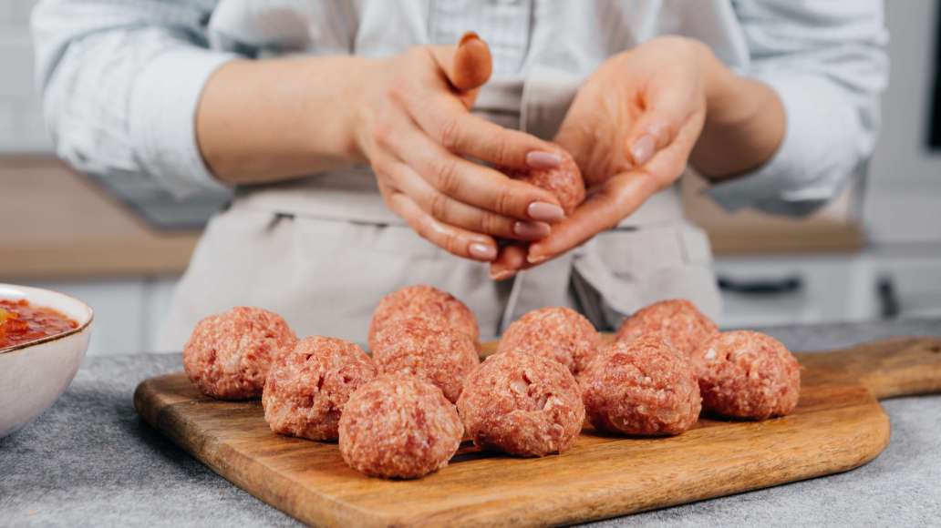 Добавить любимые специи по вкусу и тщательно перемешать до однородности. Сформировать из мясной массы круглые тефтели. Добавить любимые специи по вкусу и тщательно перемешать до однородности. Сформировать из мясной массы круглые тефтели.