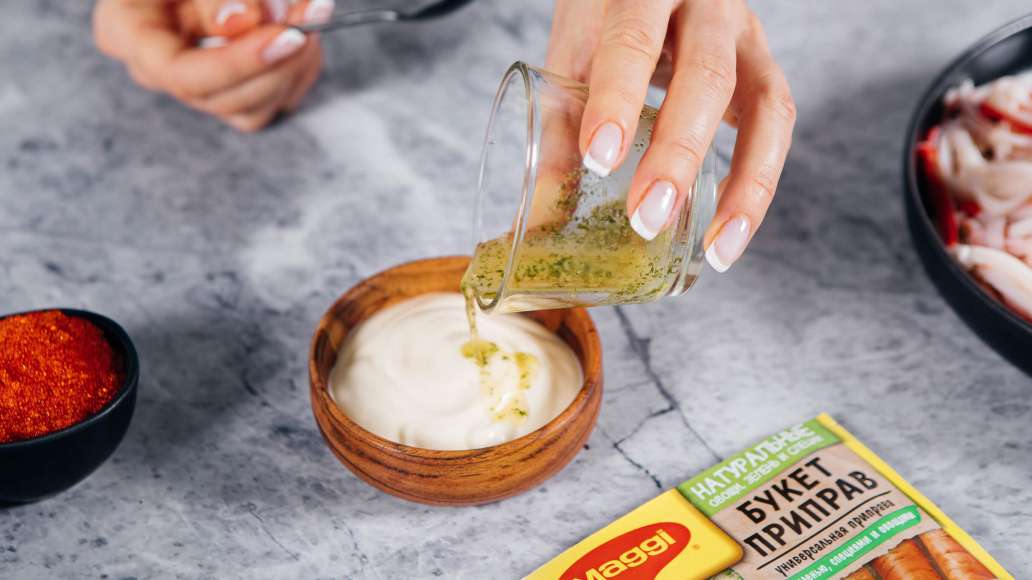 Отдельно смешать горячую воду с MAGGI® Приправа универсальная Букет приправ, оставить на три минуты. Добавить лёгкий майонез и тщательно перемешать.
