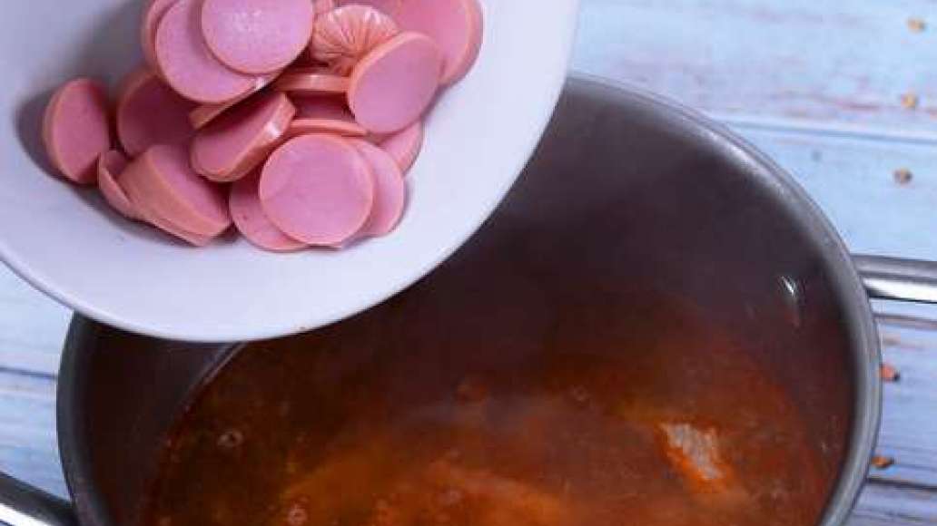 Нарежьте сосиски кольцами, ветчину - кубиками, добавьте в кастрюлю. Нарежьте сосиски кольцами, ветчину - кубиками, добавьте в кастрюлю.