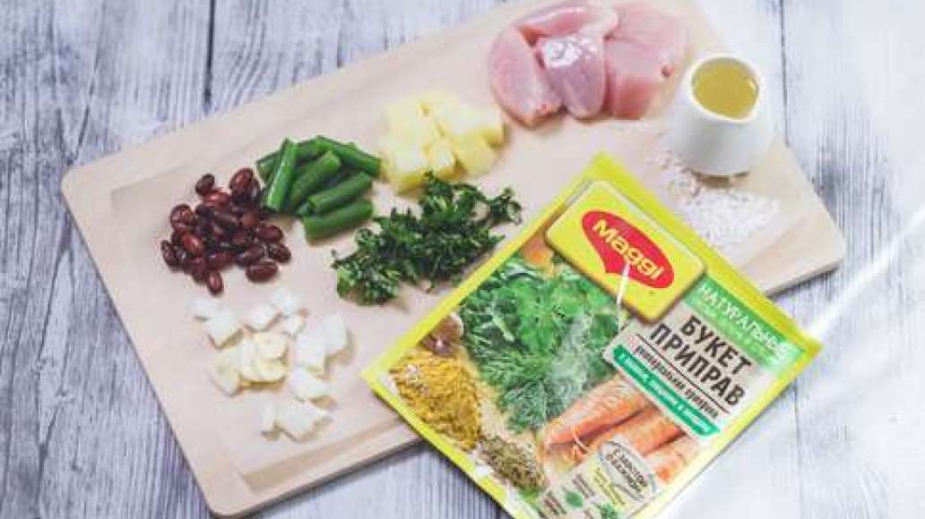 Курицу нарезать крупными кусочками. Очистить и помыть овощи, картофель нарезать мелкими кубиками, посолить. Лук нарезать кубиками, чеснок нарезать пластинками. С консервированной фасоли слить лишнюю воду. Зеленую фасоль перебрать, разморозить. Зелень мел Курицу нарезать крупными кусочками. Очистить и помыть овощи, картофель нарезать мелкими кубиками, посолить. Лук нарезать кубиками, чеснок нарезать пластинками. С консервированной фасоли слить лишнюю воду. Зеленую фасоль перебрать, разморозить. Зелень мел