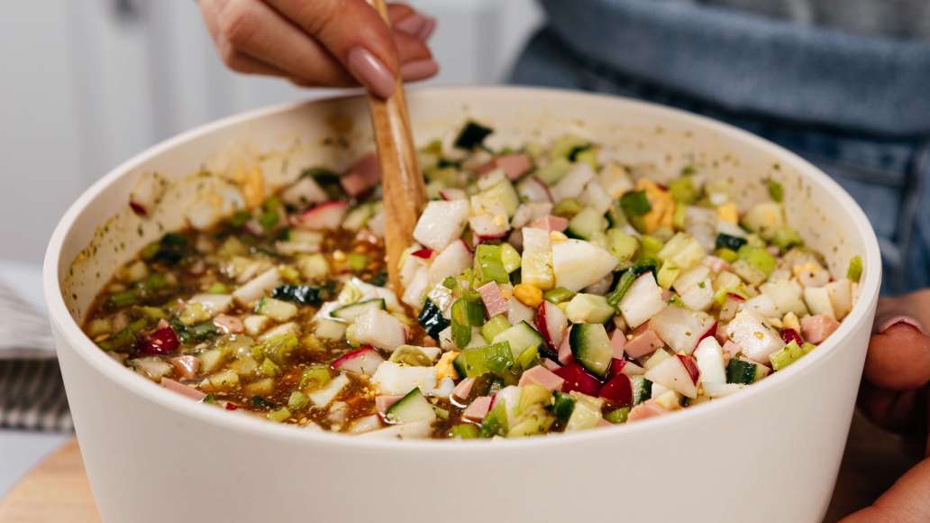 Все тщательно перемешать. Попробовать на вкус и при необходимости досолить. Убрать настаиваться в холодильник на час. При подаче украсить блюдо по своему вкусу.