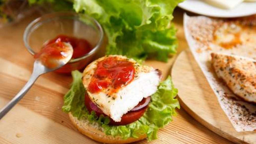 Выложить куриную грудку, смазать кетчупом. Выложить куриную грудку, смазать кетчупом.