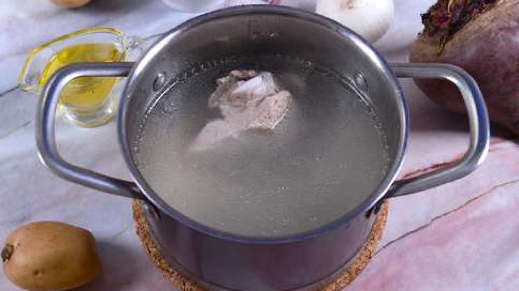 Поместите мясо в кастрюлю, залейте водой и варите 40 минут на среднем огне, периодически снимая пенку. Поместите мясо в кастрюлю, залейте водой и варите 40 минут на среднем огне, периодически снимая пенку.