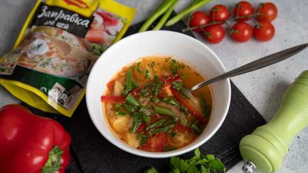 За пять минут до готовности добавить помидоры, MAGGI® Приправа 10 овощей, томатную пасту и мелко нарезанную зелень. За пять минут до готовности добавить помидоры, MAGGI® Приправа 10 овощей, томатную пасту и мелко нарезанную зелень.