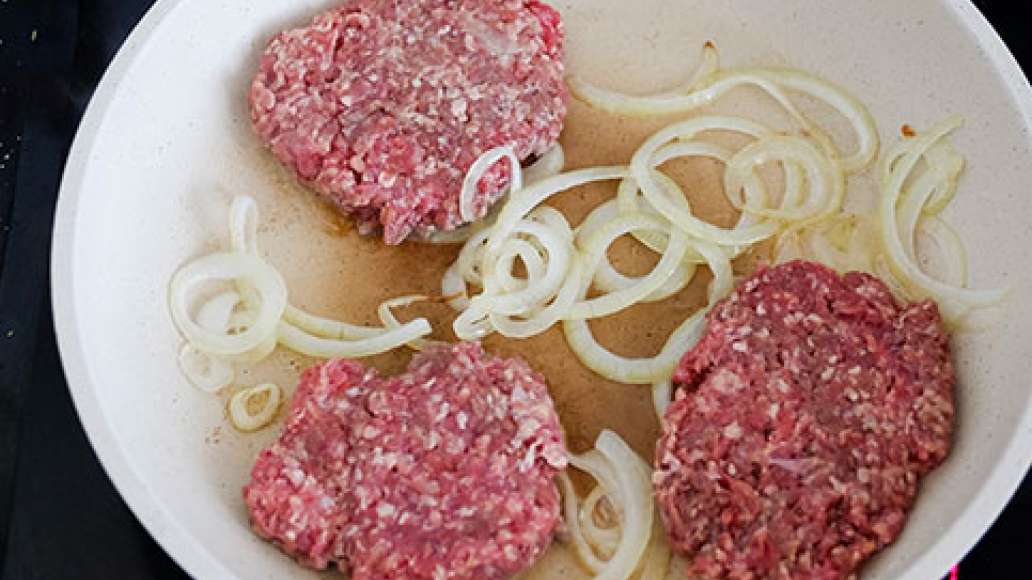 В сковородке сверху на лук выложить мясные котлеты, обжарить на среднем огне в течение 10 минут. В сковородке сверху на лук выложить мясные котлеты, обжарить на среднем огне в течение 10 минут.