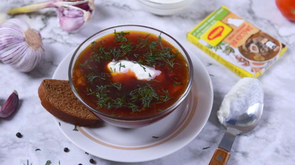 Подавайте с нашинкованным укропом и сметаной. 