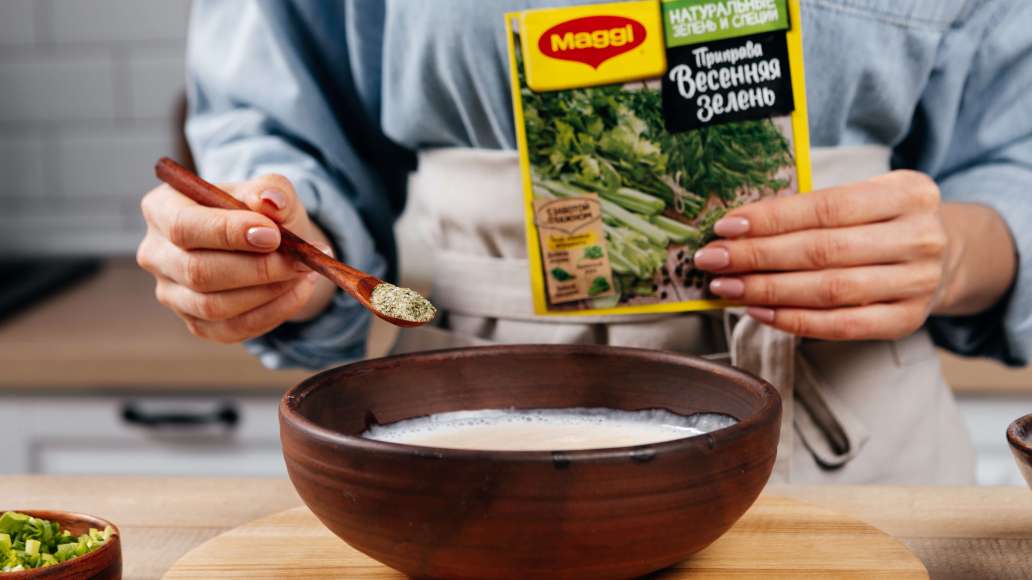 Добавить небольшие яйца комнатной температуры и MAGGI® Приправу Весенняя зелень. Взбить венчиком до получения однородной смеси. Добавить небольшие яйца комнатной температуры и MAGGI® Приправу Весенняя зелень. Взбить венчиком до получения однородной смеси.